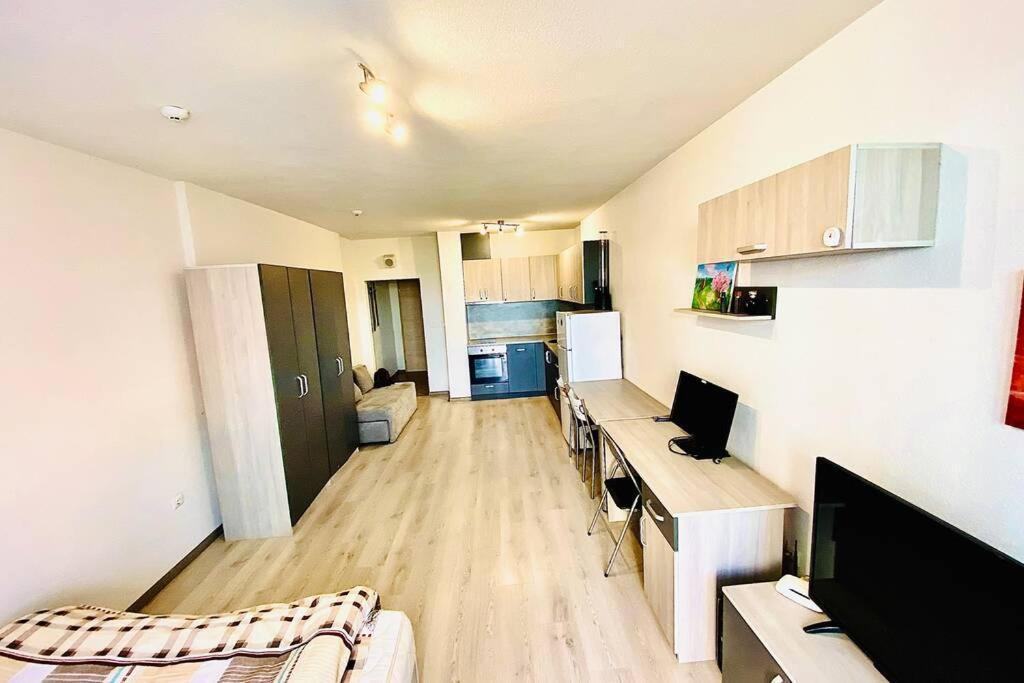 Large Studio In Studentski Grad With Huge Terrace Apartment โซเฟีย ภายนอก รูปภาพ